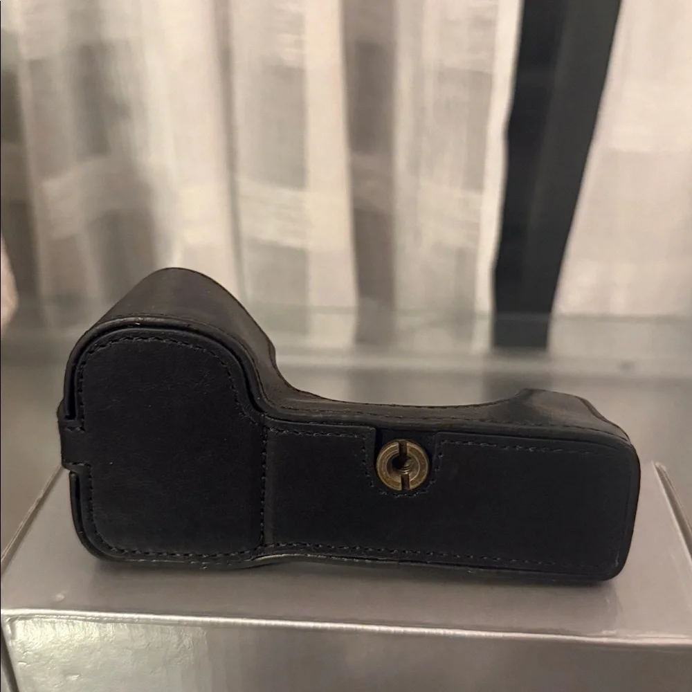 MegaGear Black Camera Case - Sony A7c ii